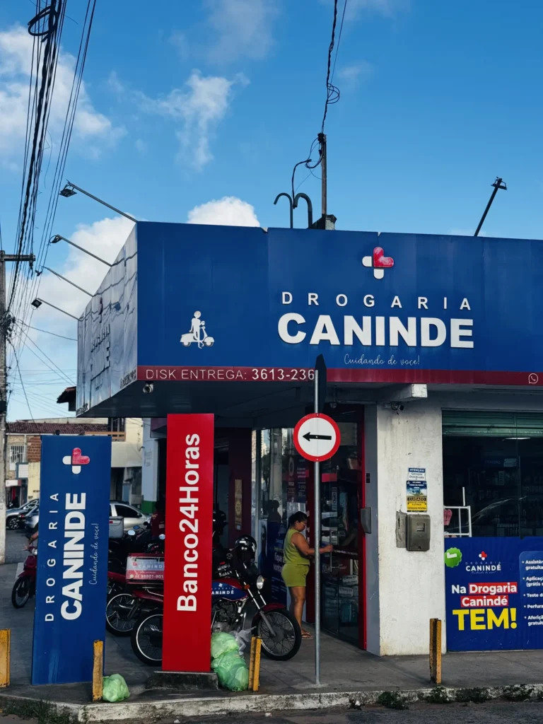 Fachada da loja física da Drogaria Canindé, unidade do bairro Nazaré. Farmácia localizada na Av. Miguel Castro, 702, Natal RN, com terminal Banco24Horas.